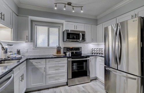 Palmetto Dunes Villa | Updated villa minutes walk to the beach. Seasonal heated outdoor pool
