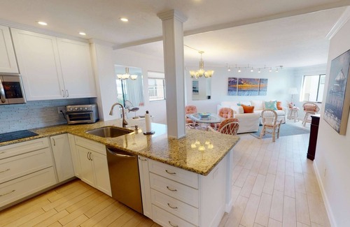 Bradenton Beach Condo | Updated w/bay view , across from the beach , pool, elevator , close restaurants, pure paradise !
