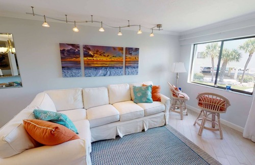 Bradenton Beach Condo | Updated w/bay view , across from the beach , pool, elevator , close restaurants, pure paradise !