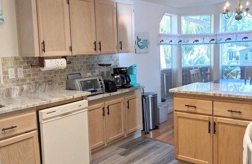 Weeki Wachee Gardens House | Updated waterfront home, great manatee viewing, dock, 5 minute paddle to river!