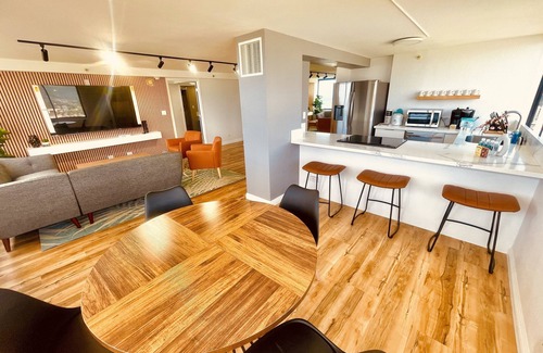 Waikiki Condo | Upgraded 2bed/2bath Penthouse Ocean views Modern Sleeps 8