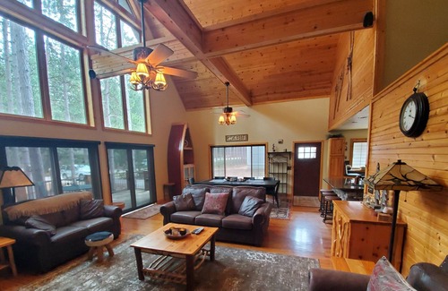 Thompsonville Cabin | Upgraded! Beautiful, Spacious Cabin at Crystal Mountain Resort.