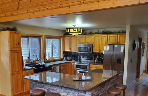 Thompsonville Cabin | Upgraded! Beautiful, Spacious Cabin at Crystal Mountain Resort.