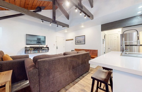 Majestic Pines Condo | Upgraded Cabin, Private Wash/Dryer. Great Complex Amenities, Near Golf Course