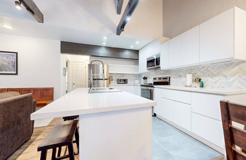Majestic Pines Condo | Upgraded Cabin, Private Wash/Dryer. Great Complex Amenities, Near Golf Course