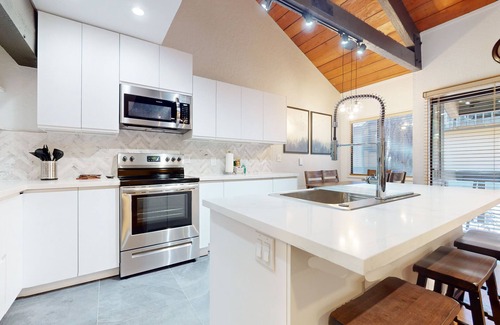 Majestic Pines Condo | Upgraded Cabin, Private Wash/Dryer. Great Complex Amenities, Near Golf Course