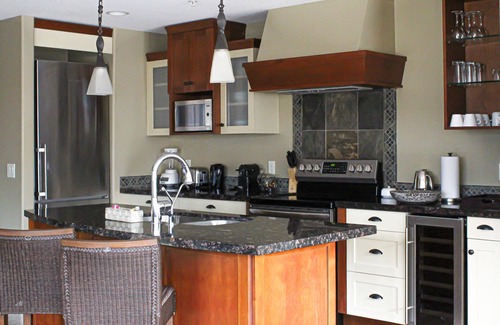 Canmore Condo | Upgraded Cozy 3 Bdrm Corner Suite, Great Mountain Views, Resort and Spa