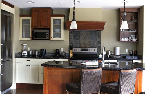 Canmore Condo | Upgraded Cozy 3 Bdrm Corner Suite, Great Mountain Views, Resort and Spa