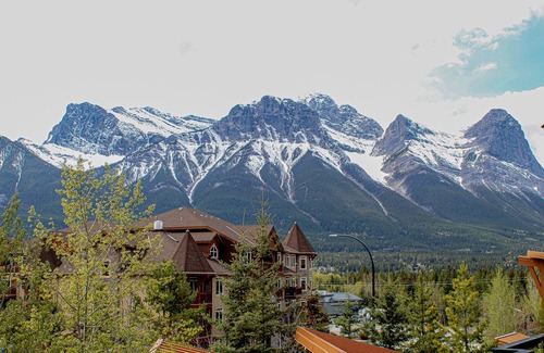 Canmore Condo | Upgraded Cozy 3 Bdrm Corner Suite, Great Mountain Views, Resort and Spa