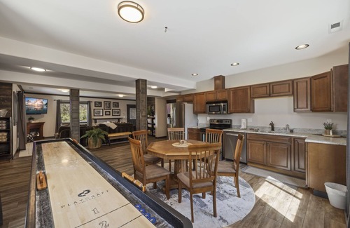Ronald House | Upgraded Free Nights @ Ultimate 6BD/6BA Compound