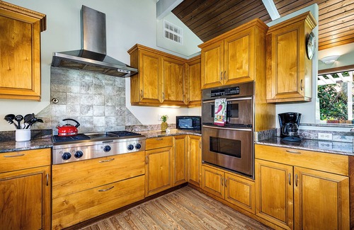 Kahaluu Bay House | Upgraded Spacious 5-bedroom with AC, Private Pool/Spa next to Magic Sand beach