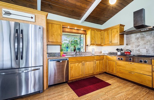 Kahaluu Bay House | Upgraded Spacious 5-bedroom with AC, Private Pool/Spa next to Magic Sand beach