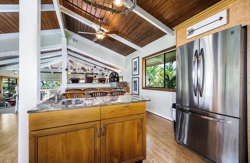 Kahaluu Bay House | Upgraded Spacious 5-bedroom with AC, Private Pool/Spa next to Magic Sand beach