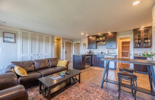 Bend Condo | Upgraded top floor condo with breathtaking views