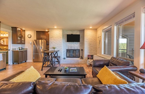 Bend Condo | Upgraded top floor condo with breathtaking views