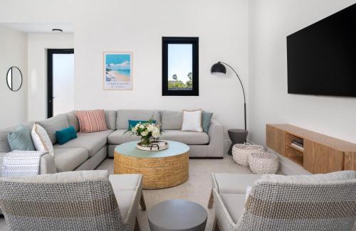 Leeward Settlement Villa | Upper East Side Enclave #14