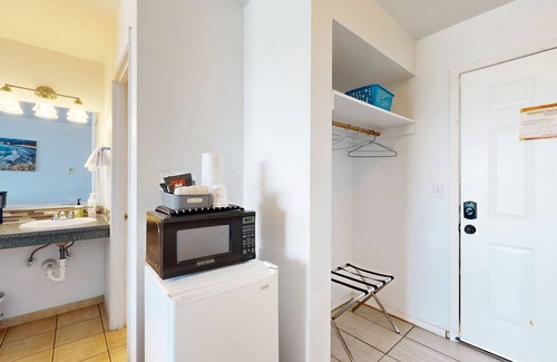 Lincoln City Apartment | Upper-Floor Oceanview Studio, Perfect for Couples - Free WiFi, Dogs Allowed