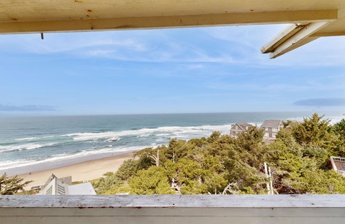 Lincoln City Apartment | Upper-Floor Oceanview Studio, Perfect for Couples - Free WiFi, Dogs Allowed