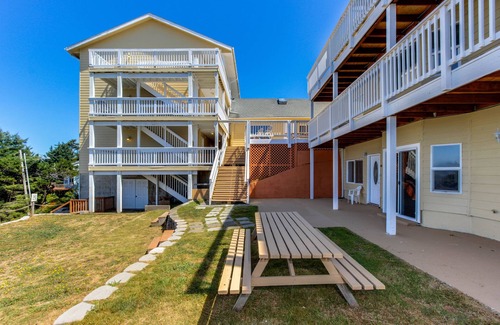 Lincoln City Apartment | Upper-Floor Oceanview Studio, Perfect for Couples - Free WiFi, Dogs Allowed