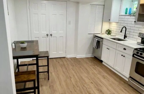 The Palisades Apartment | Upper Georgetown Charming City Retreat
