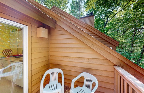 Maple City Condo | Upper-level condo with forest views, fireplace, soaking tub & high-speed WiFi