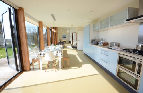 Martlesham Heath Cottage | UPPER LODGE, SHOTLEY, pet friendly, with a garden in Chelmondiston