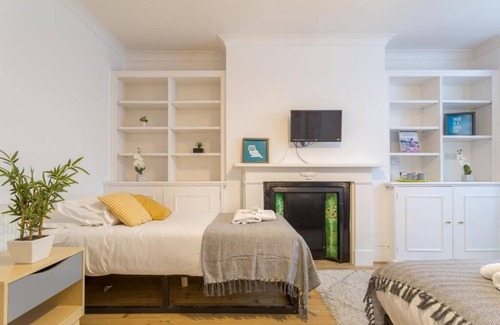 Kemptown Hotel | Upper Rock B1 - triple room en-suite