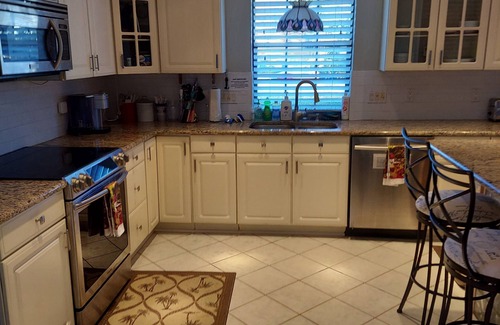 Hyde Park House | Upper Unit With Large Private Back Yard, Patio, Kayaks, Fire Pit, Grill & Nature
