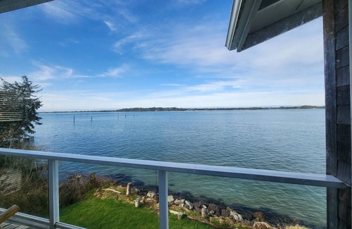 Coos Bay Apartment | Upper Water front Condo