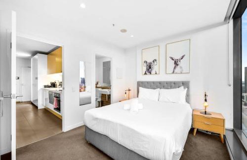Melbourne Central Business District Apartment | Upper West Side Gem on 25th Floor with pool and gym