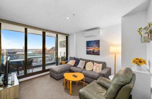 Melbourne Central Business District Apartment | Upper West Side Gem on 25th Floor with pool and gym