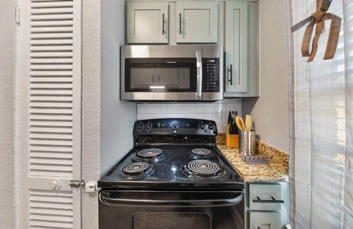 Dallas Apartment | Upscale 1BD Queen Suite mins to Downtown | Pool, W/D, Desk