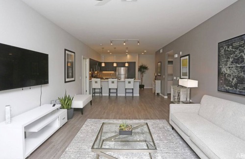 Menlo Park Condo | Upscale 1BR Condo in Menlo Park with Poolside Relaxation