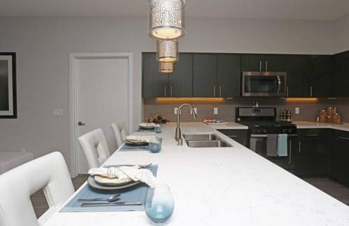 Menlo Park Condo | Upscale 1BR Condo in Menlo Park with Poolside Relaxation