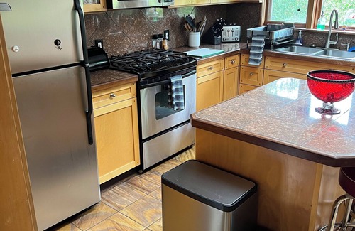 Newlands House | Upscale 2+ BR Near Downtown, Mountains, Shops and everything else!