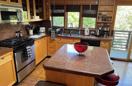 Newlands House | Upscale 2+ BR Near Downtown, Mountains, Shops and everything else!