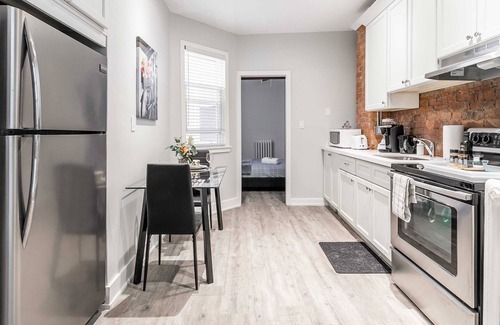 Central Hamilton Apartment | Upscale 2BR Condo with Netflix - Prime Location