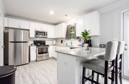College Park House | Upscale 3 bedroom townhouse *Free Wifi & Parking*