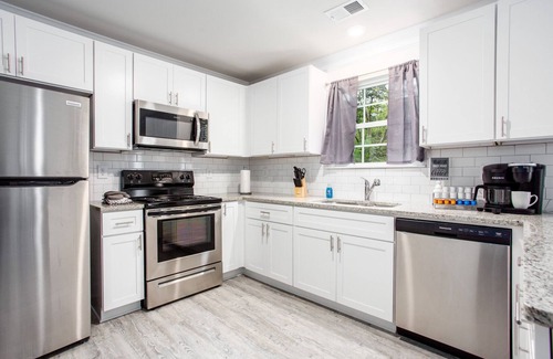 College Park House | Upscale 3 bedroom townhouse *Free Wifi & Parking*
