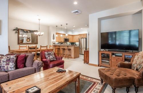 Woodwinds House | Upscale 4 Bed, 3 Bath at the Woodwinds with Amazing Mountain Views and Golf Course Access and private hot tub and garage sleeps 10