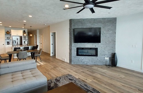 Arnolds Park Condo | Upscale 4 Bedroom/3 Bath Lakefront Condo @ Bridges Bay Resort with Amazing View