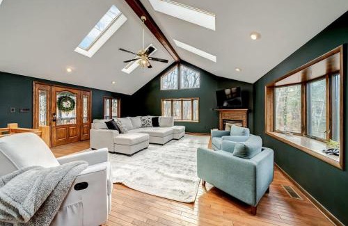The Woods House | Upscale 4 Fireplaces Fire Pit & Pool Access