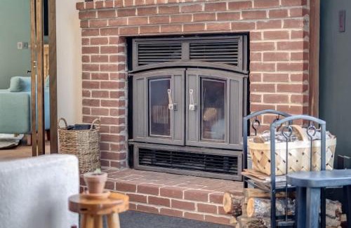 The Woods House | Upscale 4 Fireplaces Fire Pit & Pool Access