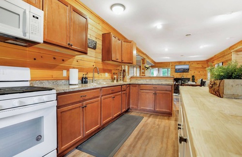 Walker Lake Cabin | Upscale Cabin on 20 acres, Hot Tub, Game Room.