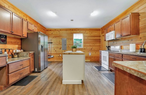 Walker Lake Cabin | Upscale Cabin on 20 acres, Hot Tub, Game Room.