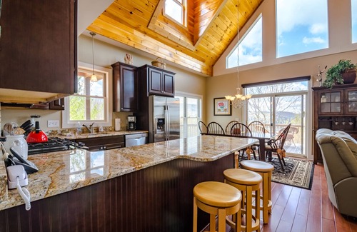 Beech Mountain Cabin | Upscale Cabin With Views & Near Skiing
