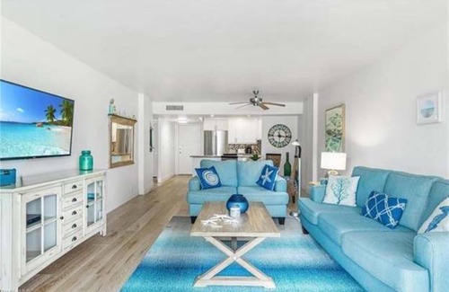 Vanderbilt Beach Condo | Upscale condo steps from gorgeous Vanderbilt beach