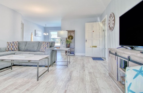 Treasure Island Condo | Upscale condo with bayside pool views - close to Treasure Island Beach