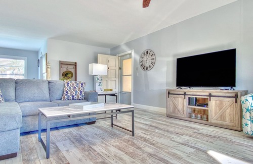 Treasure Island Condo | Upscale condo with bayside pool views - close to Treasure Island Beach