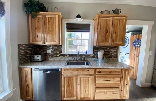 Kanab House | Upscale Cottage Downtown Kanab Walk to Shops!
